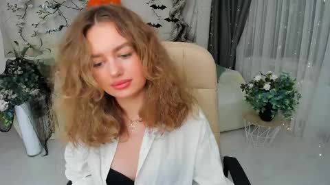 Snapshot of miraclecurly chatting on October 2025 07:15:02 PM Emma online show from October 2025 07:15:02 PM