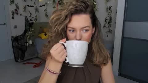 Snapshot of miraclecurly chatting on October 2025 08:20:01 PM Emma online show from October 2025 08:20:01 PM