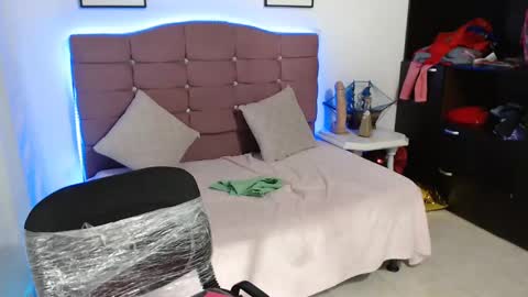 misskarol18 online show from February 2025 05:57:02 PM