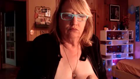 Snapshot of misskittyfox chatting on December 2024 03:21:02 AM MissKittyFox online show from December 2024 03:21:02 AM