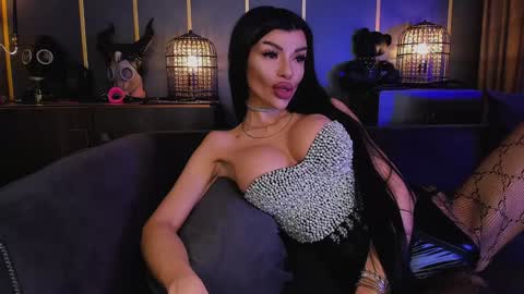 Elenia online show from December 2024 01:29:01 PM