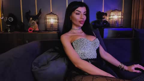 Elenia online show from December 2024 04:36:01 PM