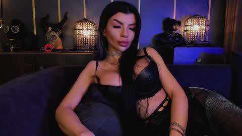 Elenia online show from December 2024 01:13:01 PM