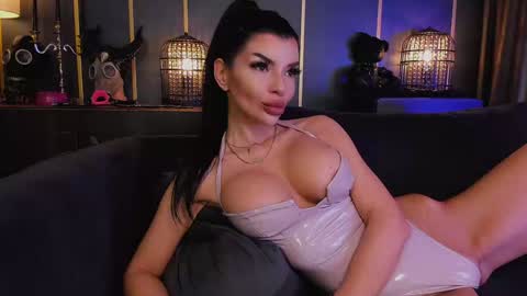 Elenia online show from January 2025 11:33:02 AM