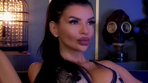 Elenia online show from October 2025 12:24:02 PM