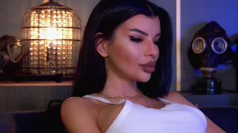 Elenia online show from October 2025 01:46:02 PM