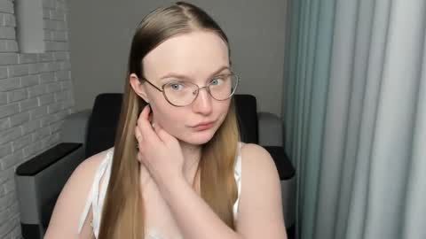 Snapshot of miya_mimi chatting on March 2025 06:30:01 PM Miya online show from March 2025 06:30:01 PM