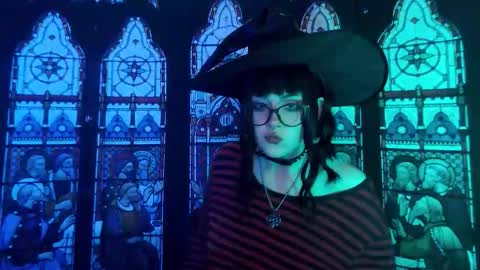 Molly Crow online show from October 2025 08:40:02 PM