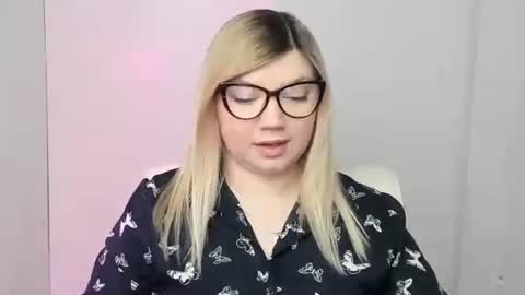 Molly online show from October 2025 11:57:02 AM