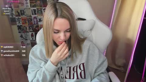 Molly online show from October 2025 08:15:02 AM