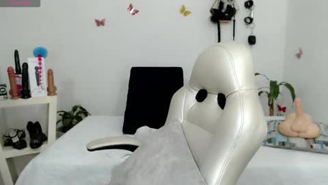 Snapshot of mom_17 chatting on October 2025 08:31:02 PM Celeste online show from October 2025 08:31:02 PM