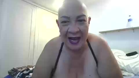 Snapshot of mom_is_wet chatting on October 2025 04:01:01 AM nativa online show from October 2025 04:01:01 AM