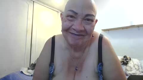 Snapshot of mom_is_wet chatting on October 2025 04:57:02 AM nativa online show from October 2025 04:57:02 AM