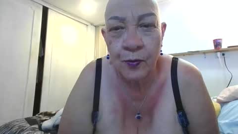 Snapshot of mom_is_wet chatting on November 2025 04:56:01 AM nativa online show from November 2025 04:56:01 AM