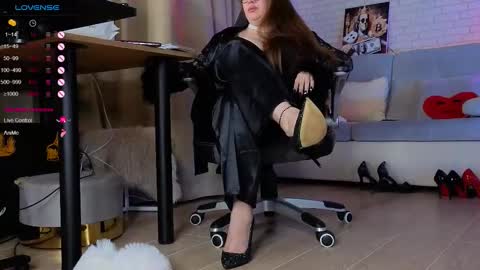 Snapshot of mommy_goddess chatting on November 2025 03:33:01 PM mommy_goddess online show from November 2025 03:33:01 PM