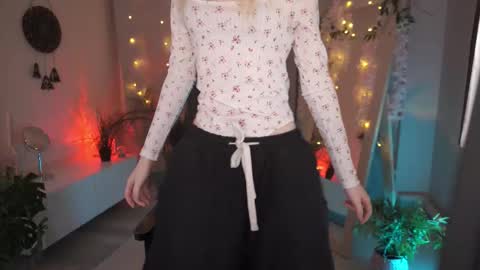 Snapshot of monicavelen chatting on October 2025 06:08:02 AM Monica online show from October 2025 06:08:02 AM