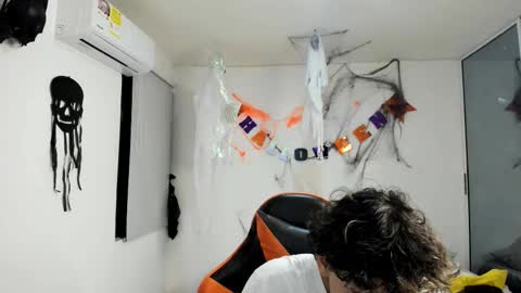 montes_juan online show from November 2025 04:14:01 AM