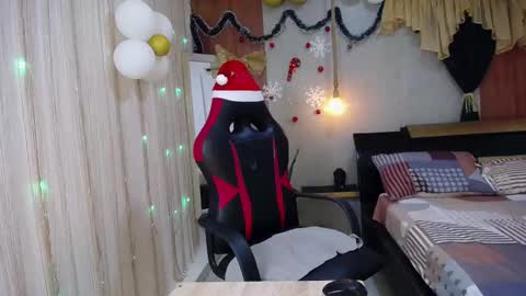 Snapshot of moon_and_fire_ chatting on December 2025 04:44:02 AM moon_and_fire_ online show from December 2025 04:44:02 AM