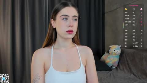 Snapshot of mooncutie_girl chatting on October 2025 12:19:01 PM Sophia online show from October 2025 12:19:01 PM