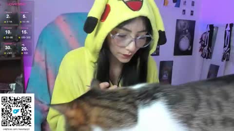 Snapshot of moonlady_ chatting on October 2025 02:04:02 AM MOON online show from October 2025 02:04:02 AM