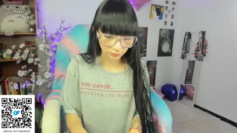 Snapshot of moonlady_ chatting on November 2025 10:43:01 PM MOON online show from November 2025 10:43:01 PM