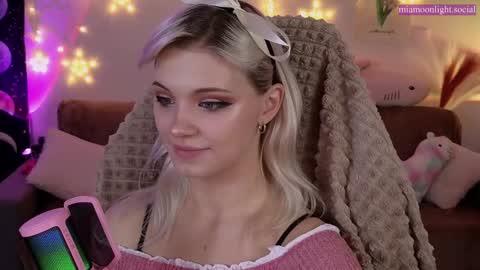 Snapshot of moonlight_mia chatting on January 2025 07:01:02 PM Mia online show from January 2025 07:01:02 PM