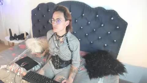 Snapshot of moonn_fox chatting on October 2025 07:54:01 PM Moon online show from October 2025 07:54:01 PM