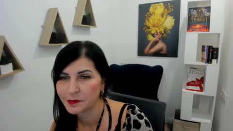 Snapshot of moonvelour chatting on November 2025 04:12:02 AM Ask me online show from November 2025 04:12:02 AM