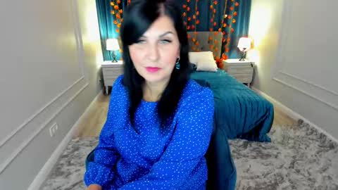 Snapshot of moonvelour chatting on November 2025 04:11:01 AM Ask me online show from November 2025 04:11:01 AM