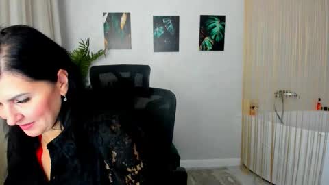 Snapshot of moonvelour chatting on November 2025 03:50:02 AM Ask me online show from November 2025 03:50:02 AM