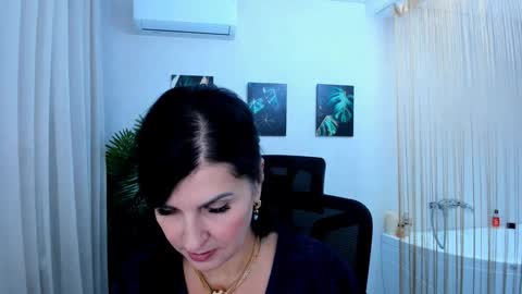 Snapshot of moonvelour chatting on November 2025 03:52:01 AM Ask me online show from November 2025 03:52:01 AM