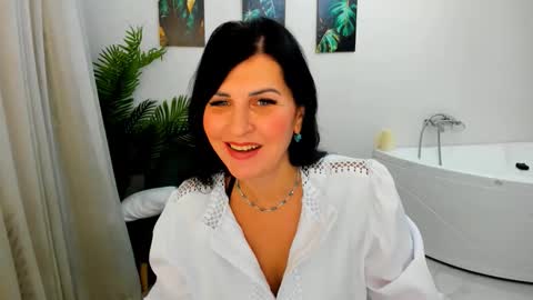 Snapshot of moonvelour chatting on December 2025 04:39:01 AM Ask me online show from December 2025 04:39:01 AM