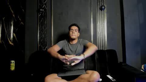 mr_maximo online show from November 2025 11:15:01 PM