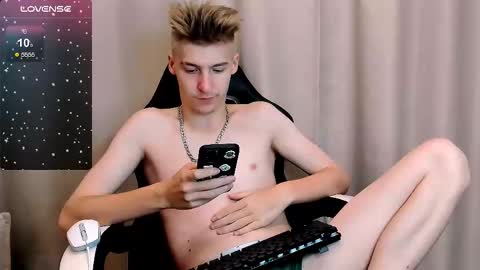 Adam online show from October 2025 10:18:02 PM