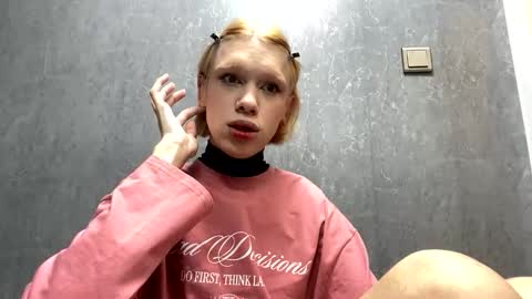 Snapshot of mun_poli chatting on November 2025 09:52:02 PM Polik online show from November 2025 09:52:02 PM