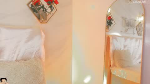 naamah_b online show from September 2025 02:10:01 PM