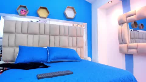 naomi_sara online show from September 2025 07:38:01 PM