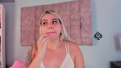 Snapshot of naomisanz_ chatting on October 2025 05:15:02 PM Laura online show from October 2025 05:15:02 PM