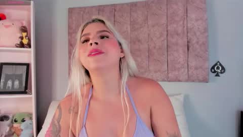 Snapshot of naomisanz_ chatting on October 2025 10:37:01 PM Laura online show from October 2025 10:37:01 PM