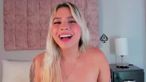 Snapshot of naomisanz_ chatting on November 2025 04:40:02 PM Laura online show from November 2025 04:40:02 PM