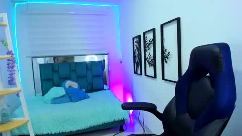 naomy online show from September 2025 02:02:01 AM