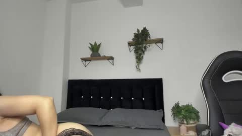 Snapshot of naughty_1girl chatting on November 2025 04:49:01 PM Emily online show from November 2025 04:49:01 PM