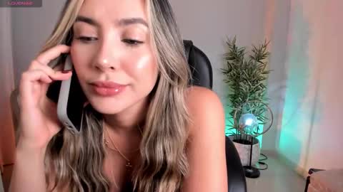 Nia  online show from November 2025 09:39:01 PM