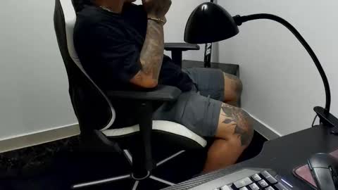 Snapshot of nicepussyandcock chatting on November 2025 01:07:02 AM Camila And Steeven online show from November 2025 01:07:02 AM