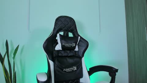 Nicky  online show from October 2025 11:51:02 AM