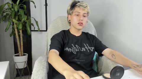 Nico  online show from November 2025 04:34:01 AM