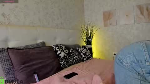 Snapshot of nicole_charm chatting on October 2025 09:39:02 PM GMT7TueWedThSu 0300am-0900am. Sa 1000am-0400pm online show from October 2025 09:39:02 PM