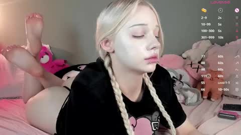 Snapshot of nicole_yo chatting on October 2025 01:02:02 PM Mary online show from October 2025 01:02:02 PM