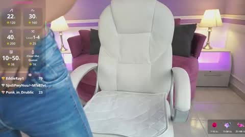 Nicole Crawft online show from October 2025 07:11:01 PM