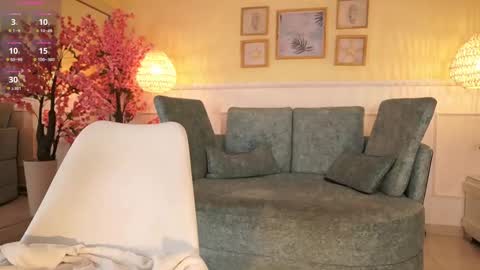 Nicole Crawft online show from November 2025 07:23:02 PM